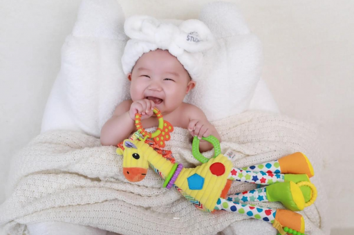 金昌四个月宝宝揉眼睛